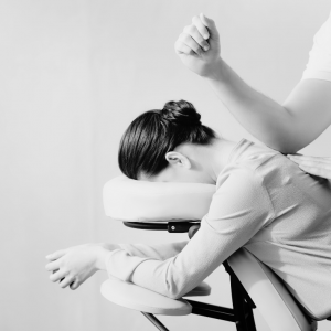 Praticien en massage AMMA assis