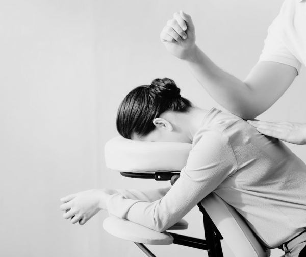 Praticien en massage AMMA assis