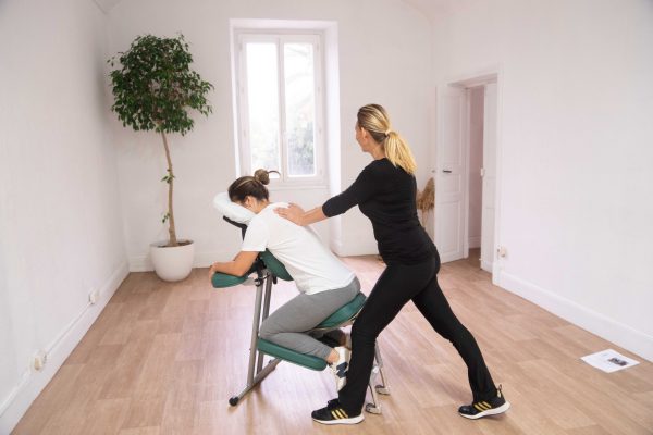 Praticien en massage AMMA assis